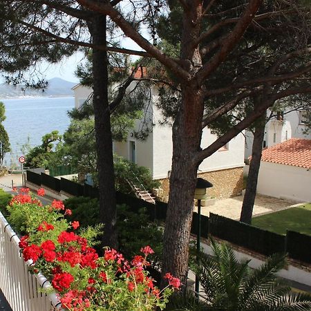 Luxury 4 Bed Apartment On Coastal Footpath At Cap Ras Llança Exteriör bild