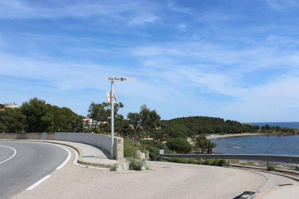 Luxury 4 Bed Apartment On Coastal Footpath At Cap Ras Llança Exteriör bild