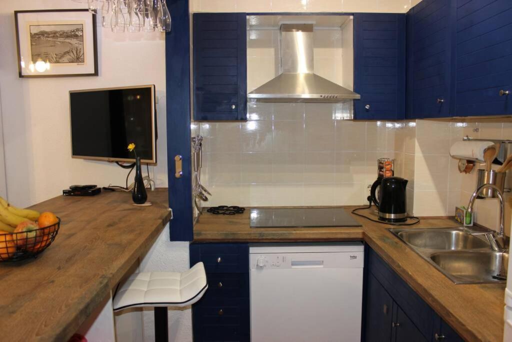 Luxury 4 Bed Apartment On Coastal Footpath At Cap Ras Llança Exteriör bild