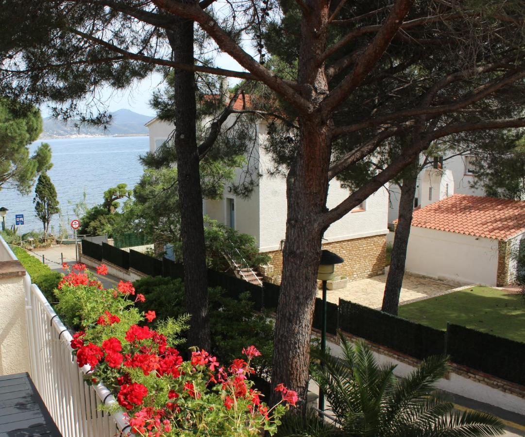 Luxury 4 Bed Apartment On Coastal Footpath At Cap Ras Llança Exteriör bild